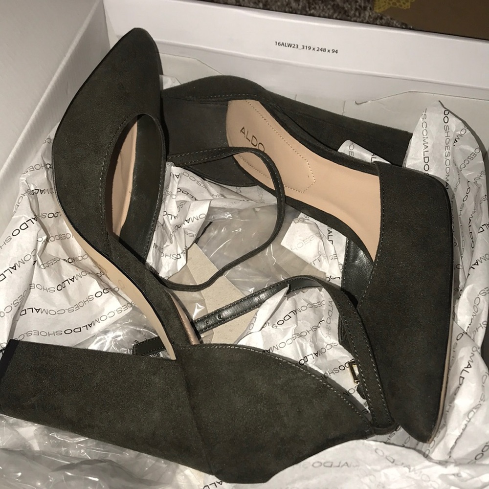 Heels - Picture 2 of 4